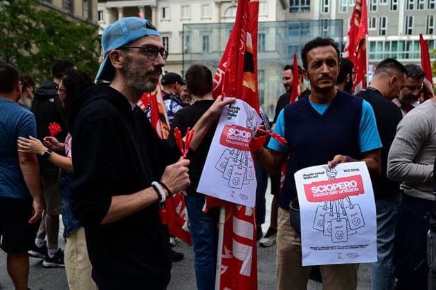 Apple retail employees strike in Milan MILAN, ITALY - SEPTEMBER 18: Apple retail employees take part in a protest outside the Apple Store in Piazza Liberty during a nationwide strike in Milan, Italy, on September 18, 2026. The strike, called by Italian trade unions over staffing shortages, increasing workloads and working conditions, coincides with the launch of Apple s new iPhone 18 Pro and Pro Max in stores. Piero Cruciatti Anadolu Milan Italy. Editorial use only. Please get in touch for any other usage.  Copyright: x2026xAnadoluxPieroxCruciattix