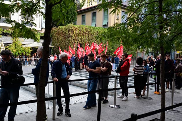 Apple retail employees strike in Milan MILAN, ITALY - SEPTEMBER 18: Apple retail employees protest outside the Apple Store in Piazza Liberty as customers stay in line for the launch of the new iPhone 18 Pro and Pro Max in Milan, Italy, on September 18, 2026. The strike, called by Italian trade unions over staffing shortages, increasing workloads and working conditions, coincides with the launch of Apple s new iPhone 18 Pro and Pro Max in stores. Piero Cruciatti Anadolu Milan Italy. Editorial use only. Please get in touch for any other usage.  Copyright: x2026xAnadoluxPieroxCruciattix