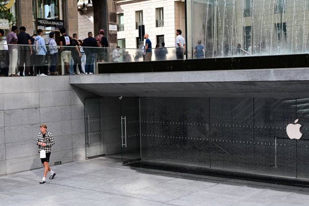 Apple retail employees strike in Milan MILAN, ITALY - SEPTEMBER 18: A customer exits the Apple store in Milan, Italy, on September 18, 2026. Workers across Apple s Italian retail network are holding a nationwide strike over staffing shortages, increasing workloads and working conditions as the company s new iPhone 18 Pro and Pro Max go on sale. Piero Cruciatti Anadolu Milan Italy. Editorial use only. Please get in touch for any other usage.  Copyright: x2026xAnadoluxPieroxCruciattix
