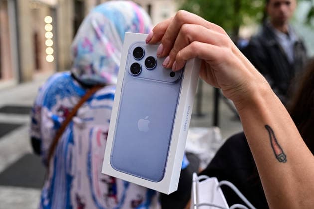 Apple retail employees strike in Milan MILAN, ITALY - SEPTEMBER 18: A customer shows the new IPhone outside the Apple store in Milan, Italy, on September 18, 2026. Workers across Apple s Italian retail network are holding a nationwide strike over staffing shortages, increasing workloads and working conditions as the company s new iPhone 18 Pro and Pro Max go on sale. Piero Cruciatti Anadolu Milan Italy. Editorial use only. Please get in touch for any other usage.  Copyright: x2026xAnadoluxPieroxCruciattix