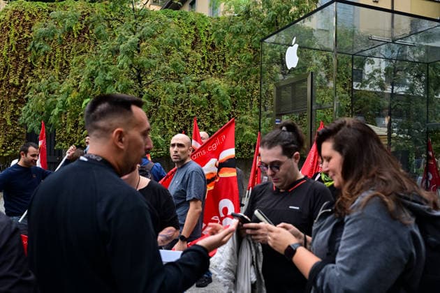 Apple retail employees strike in Milan MILAN, ITALY - SEPTEMBER 18: Apple retail employees take part in a protest outside the Apple Store in Piazza Liberty during a nationwide strike in Milan, Italy, on September 18, 2026. The strike, called by Italian trade unions over staffing shortages, increasing workloads and working conditions, coincides with the launch of Apple s new iPhone 18 Pro and Pro Max in stores. Piero Cruciatti Anadolu Milan Italy. Editorial use only. Please get in touch for any other usage.  Copyright: x2026xAnadoluxPieroxCruciattix