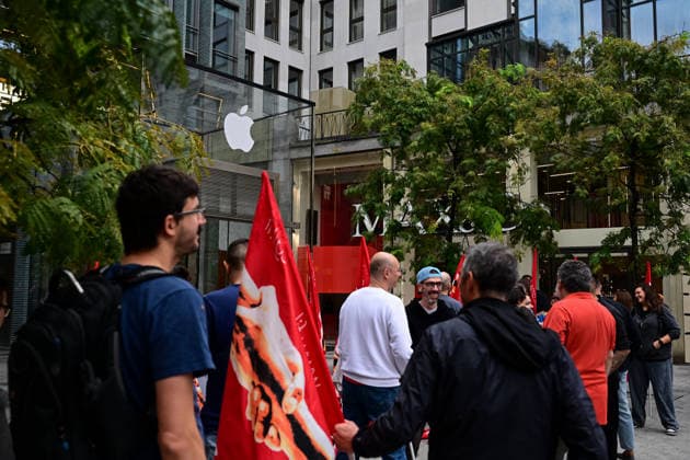 Apple retail employees strike in Milan MILAN, ITALY - SEPTEMBER 18: Apple retail employees take part in a protest outside the Apple Store in Piazza Liberty during a nationwide strike in Milan, Italy, on September 18, 2026. The strike, called by Italian trade unions over staffing shortages, increasing workloads and working conditions, coincides with the launch of Apple s new iPhone 18 Pro and Pro Max in stores. Piero Cruciatti Anadolu Milan Italy. Editorial use only. Please get in touch for any other usage.  Copyright: x2026xAnadoluxPieroxCruciattix