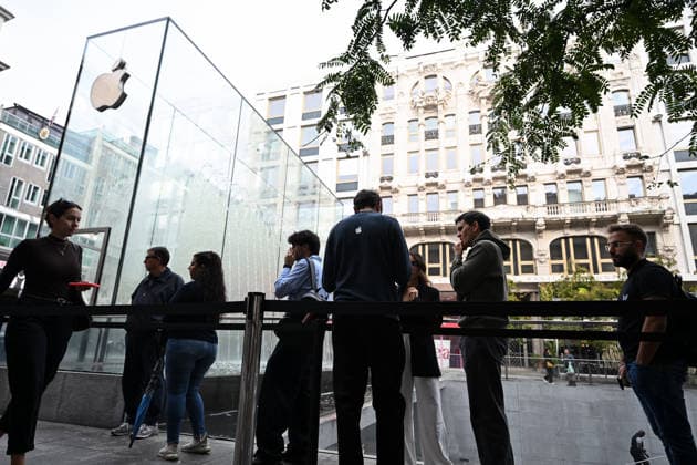 Apple retail employees strike in Milan MILAN, ITALY - SEPTEMBER 18: Customers wait in line outside the Apple store in Milan, Italy, on September 18, 2026. Workers across Apple s Italian retail network are holding a nationwide strike over staffing shortages, increasing workloads and working conditions as the company s new iPhone 18 Pro and Pro Max go on sale. Piero Cruciatti Anadolu Milan Italy. Editorial use only. Please get in touch for any other usage.  Copyright: x2026xAnadoluxPieroxCruciattix