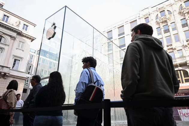Apple retail employees strike in Milan MILAN, ITALY - SEPTEMBER 18: Customers wait in line outside the Apple store in Milan, Italy, on September 18, 2026. Workers across Apple s Italian retail network are holding a nationwide strike over staffing shortages, increasing workloads and working conditions as the company s new iPhone 18 Pro and Pro Max go on sale. Piero Cruciatti Anadolu Milan Italy. Editorial use only. Please get in touch for any other usage.  Copyright: x2026xAnadoluxPieroxCruciattix