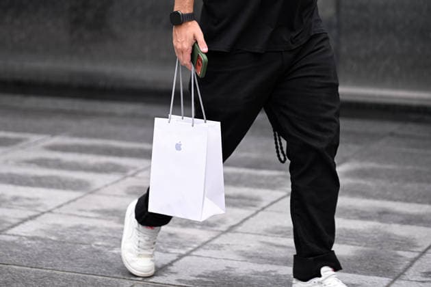 Apple retail employees strike in Milan MILAN, ITALY - SEPTEMBER 18: A customer holds an Apple bag outside the Apple store in Milan, Italy, on September 18, 2026. Workers across Apple s Italian retail network are holding a nationwide strike over staffing shortages, increasing workloads and working conditions as the company s new iPhone 18 Pro and Pro Max go on sale. Piero Cruciatti Anadolu Milan Italy. Editorial use only. Please get in touch for any other usage.  Copyright: x2026xAnadoluxPieroxCruciattix