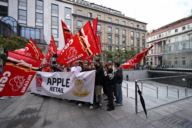 Apple retail employees strike in Milan MILAN, ITALY - SEPTEMBER 18: Apple retail employees take part in a protest outside the Apple Store in Piazza Liberty during a nationwide strike in Milan, Italy, on September 18, 2026. The strike, called by Italian trade unions over staffing shortages, increasing workloads and working conditions, coincides with the launch of Apple s new iPhone 18 Pro and Pro Max in stores. Piero Cruciatti Anadolu Milan Italy. Editorial use only. Please get in touch for any other usage.  Copyright: x2026xAnadoluxPieroxCruciattix