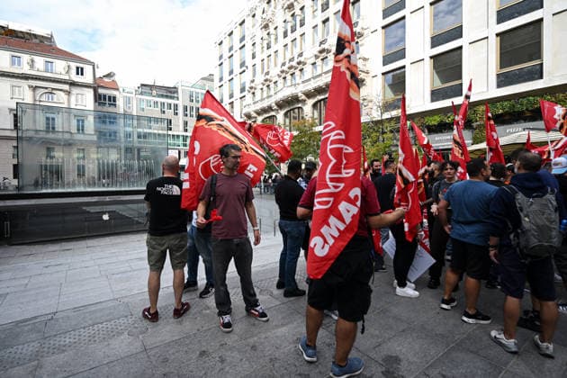Apple retail employees strike in Milan MILAN, ITALY - SEPTEMBER 18: Apple retail employees take part in a protest outside the Apple Store in Piazza Liberty during a nationwide strike in Milan, Italy, on September 18, 2026. The strike, called by Italian trade unions over staffing shortages, increasing workloads and working conditions, coincides with the launch of Apple s new iPhone 18 Pro and Pro Max in stores. Piero Cruciatti Anadolu Milan Italy. Editorial use only. Please get in touch for any other usage.  Copyright: x2026xAnadoluxPieroxCruciattix