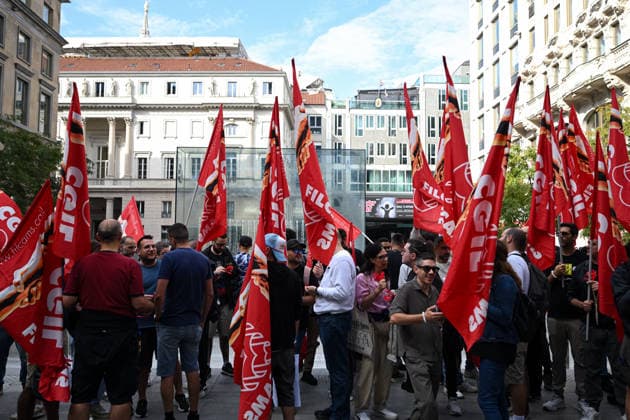 Apple retail employees strike in Milan MILAN, ITALY - SEPTEMBER 18: Apple retail employees take part in a protest outside the Apple Store in Piazza Liberty during a nationwide strike in Milan, Italy, on September 18, 2026. The strike, called by Italian trade unions over staffing shortages, increasing workloads and working conditions, coincides with the launch of Apple s new iPhone 18 Pro and Pro Max in stores. Piero Cruciatti Anadolu Milan Italy. Editorial use only. Please get in touch for any other usage.  Copyright: x2026xAnadoluxPieroxCruciattix