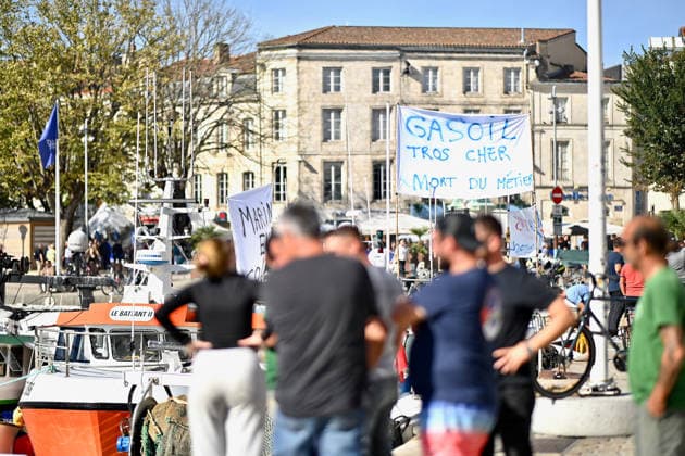 Fishermen Protest Against Fuel Price Hikes In Vieux-Port - La Rochelle Around fifteen fishing boats demonstrate in the Vieux-Port of La Rochelle, France on September 18, 2026, as fishermen protest against soaring fuel prices, joined by farmers on tractors on the quayside; fishermen report that their fuel costs have more than doubled, and a delegation is set to meet the prefect of Charente-Maritime at 2pm. Photo by Franck Castel ABACAPRESS.COM La Rochelle France  Copyright: xBlondetxEliot ABACAx