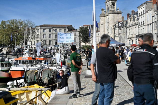 Fishermen Protest Against Fuel Price Hikes In Vieux-Port - La Rochelle Around fifteen fishing boats demonstrate in the Vieux-Port of La Rochelle, France on September 18, 2026, as fishermen protest against soaring fuel prices, joined by farmers on tractors on the quayside; fishermen report that their fuel costs have more than doubled, and a delegation is set to meet the prefect of Charente-Maritime at 2pm. Photo by Franck Castel ABACAPRESS.COM La Rochelle France  Copyright: xBlondetxEliot ABACAx