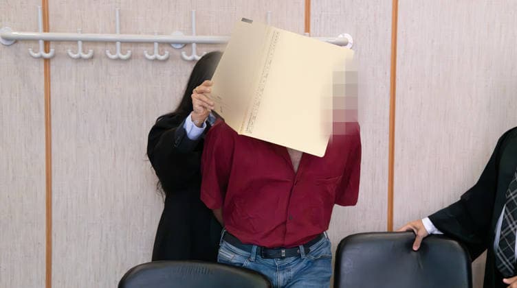 18.09.2026, xblx, Lokales, Anklage: u.a. versuchter Mord; der Angeklagte mit seinen Verteidigern; seit heute stehen ein 21 Jahre alter Mann sowie eine 17 Jahre alte Frau vor dem Landgericht. Der Vorwurf: u.a. versuchter Mord. Die Staatsanwaltschaft wirft ihnen vor, im Oktober 2025 in Frankfurt zwei Männern aufgelauert zu haben, um diese auszurauben. Laut Anklage seien dabei mit einem Baseballschläger schwere Kopfverletzungen zugefügt worden. Frankfurt am Main