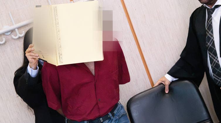 18.09.2026, xblx, Lokales, Anklage: u.a. versuchter Mord; der Angeklagte mit seinen Verteidigern; seit heute stehen ein 21 Jahre alter Mann sowie eine 17 Jahre alte Frau vor dem Landgericht. Der Vorwurf: u.a. versuchter Mord. Die Staatsanwaltschaft wirft ihnen vor, im Oktober 2025 in Frankfurt zwei Männern aufgelauert zu haben, um diese auszurauben. Laut Anklage seien dabei mit einem Baseballschläger schwere Kopfverletzungen zugefügt worden. Frankfurt am Main