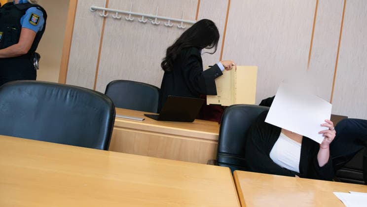 18.09.2026, xblx, Lokales, Anklage: u.a. versuchter Mord; die beiden Angeklagten mit ihren Verteidigern; seit heute stehen ein 21 Jahre alter Mann sowie eine 17 Jahre alte Frau vor dem Landgericht. Der Vorwurf: u.a. versuchter Mord. Die Staatsanwaltschaft wirft ihnen vor, im Oktober 2025 in Frankfurt zwei Männern aufgelauert zu haben, um diese auszurauben. Laut Anklage seien dabei mit einem Baseballschläger schwere Kopfverletzungen zugefügt worden. Frankfurt am Main