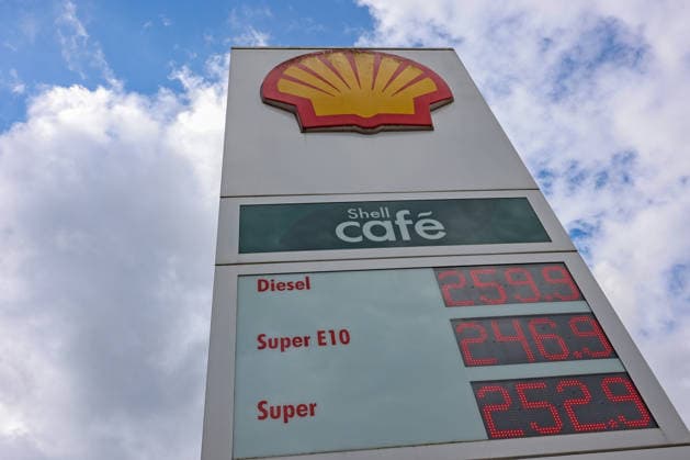 Wie ist die weitere Entwicklung der Spritpreise? Die Spritpreise sind weiterhin auf sehr hohem Niveau. SHELL Tankstelle in Siegen. Die Spritpreise nach der Umstellung um 12:00 Uhr am Mittag. Der aktuelle Preis fuer (für) Diesel, Super E10 und Super liegt weit ueber (über) 2 Euro. Diesel liegt bei bei 2,59 Euro, Super E10 bei 2,46 Euro und Super bei 2,52 Euro. Tankstelle, Spritpreise am 18.09.2026 in Siegen Deutschland.