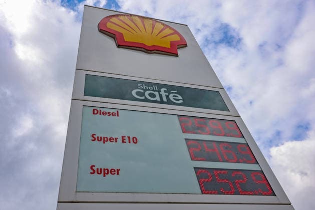 Wie ist die weitere Entwicklung der Spritpreise? Die Spritpreise sind weiterhin auf sehr hohem Niveau. SHELL Tankstelle in Siegen. Die Spritpreise nach der Umstellung um 12:00 Uhr am Mittag. Der aktuelle Preis fuer (für) Diesel, Super E10 und Super liegt weit ueber (über) 2 Euro. Diesel liegt bei bei 2,59 Euro, Super E10 bei 2,46 Euro und Super bei 2,52 Euro. Tankstelle, Spritpreise am 18.09.2026 in Siegen Deutschland.