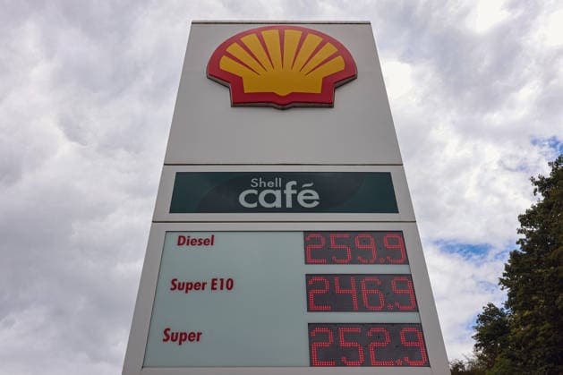Wie ist die weitere Entwicklung der Spritpreise? Die Spritpreise sind weiterhin auf sehr hohem Niveau. SHELL Tankstelle in Siegen. Die Spritpreise nach der Umstellung um 12:00 Uhr am Mittag. Der aktuelle Preis fuer (für) Diesel, Super E10 und Super liegt weit ueber (über) 2 Euro. Diesel liegt bei bei 2,59 Euro, Super E10 bei 2,46 Euro und Super bei 2,52 Euro. Tankstelle, Spritpreise am 18.09.2026 in Siegen Deutschland.