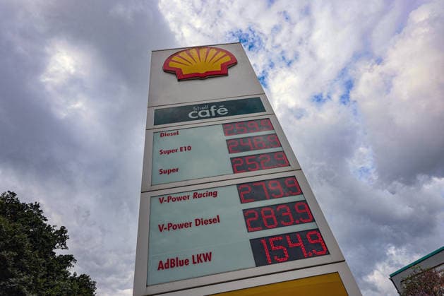 Wie ist die weitere Entwicklung der Spritpreise? Die Spritpreise sind weiterhin auf sehr hohem Niveau. SHELL Tankstelle in Siegen. Die Spritpreise nach der Umstellung um 12:00 Uhr am Mittag. Der aktuelle Preis fuer (für) Diesel, Super E10 und Super liegt weit ueber (über) 2 Euro. Diesel liegt bei bei 2,59 Euro, Super E10 bei 2,46 Euro und Super bei 2,52 Euro. Tankstelle, Spritpreise am 18.09.2026 in Siegen Deutschland.