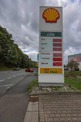 Wie ist die weitere Entwicklung der Spritpreise? Die Spritpreise sind weiterhin auf sehr hohem Niveau. SHELL Tankstelle in Siegen. Die Spritpreise nach der Umstellung um 12:00 Uhr am Mittag. Der aktuelle Preis fuer (für) Diesel, Super E10 und Super liegt weit ueber (über) 2 Euro. Diesel liegt bei bei 2,59 Euro, Super E10 bei 2,46 Euro und Super bei 2,52 Euro. Tankstelle, Spritpreise am 18.09.2026 in Siegen Deutschland.