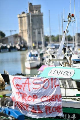 Fishermen Protest Against Fuel Price Hikes In Vieux-Port - La Rochelle Around fifteen fishing boats demonstrate in the Vieux-Port of La Rochelle, France on September 18, 2026, as fishermen protest against soaring fuel prices, joined by farmers on tractors on the quayside; fishermen report that their fuel costs have more than doubled, and a delegation is set to meet the prefect of Charente-Maritime at 2pm. Photo by Franck Castel ABACAPRESS.COM La Rochelle France  Copyright: xCastelxFranck ABACAx