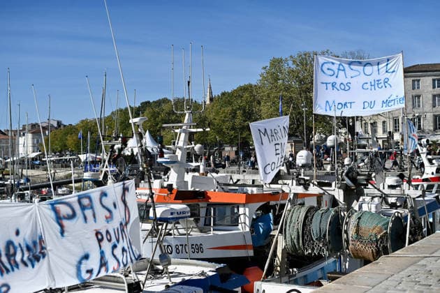 Fishermen Protest Against Fuel Price Hikes In Vieux-Port - La Rochelle Around fifteen fishing boats demonstrate in the Vieux-Port of La Rochelle, France on September 18, 2026, as fishermen protest against soaring fuel prices, joined by farmers on tractors on the quayside; fishermen report that their fuel costs have more than doubled, and a delegation is set to meet the prefect of Charente-Maritime at 2pm. Photo by Franck Castel ABACAPRESS.COM La Rochelle France  Copyright: xCastelxFranck ABACAx