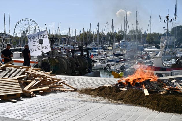 Fishermen Protest Against Fuel Price Hikes In Vieux-Port - La Rochelle Around fifteen fishing boats demonstrate in the Vieux-Port of La Rochelle, France on September 18, 2026, as fishermen protest against soaring fuel prices, joined by farmers on tractors on the quayside; fishermen report that their fuel costs have more than doubled, and a delegation is set to meet the prefect of Charente-Maritime at 2pm. Photo by Franck Castel ABACAPRESS.COM La Rochelle France  Copyright: xCastelxFranck ABACAx