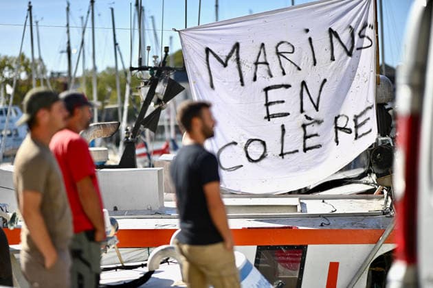 Fishermen Protest Against Fuel Price Hikes In Vieux-Port - La Rochelle Around fifteen fishing boats demonstrate in the Vieux-Port of La Rochelle, France on September 18, 2026, as fishermen protest against soaring fuel prices, joined by farmers on tractors on the quayside; fishermen report that their fuel costs have more than doubled, and a delegation is set to meet the prefect of Charente-Maritime at 2pm. Photo by Franck Castel ABACAPRESS.COM La Rochelle France  Copyright: xCastelxFranck ABACAx