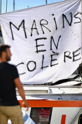 Fishermen Protest Against Fuel Price Hikes In Vieux-Port - La Rochelle Around fifteen fishing boats demonstrate in the Vieux-Port of La Rochelle, France on September 18, 2026, as fishermen protest against soaring fuel prices, joined by farmers on tractors on the quayside; fishermen report that their fuel costs have more than doubled, and a delegation is set to meet the prefect of Charente-Maritime at 2pm. Photo by Franck Castel ABACAPRESS.COM La Rochelle France  Copyright: xCastelxFranck ABACAx