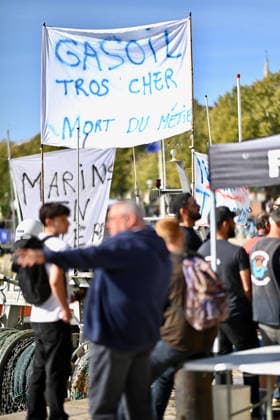 Fishermen Protest Against Fuel Price Hikes In Vieux-Port - La Rochelle Around fifteen fishing boats demonstrate in the Vieux-Port of La Rochelle, France on September 18, 2026, as fishermen protest against soaring fuel prices, joined by farmers on tractors on the quayside; fishermen report that their fuel costs have more than doubled, and a delegation is set to meet the prefect of Charente-Maritime at 2pm. Photo by Franck Castel ABACAPRESS.COM La Rochelle France  Copyright: xCastelxFranck ABACAx
