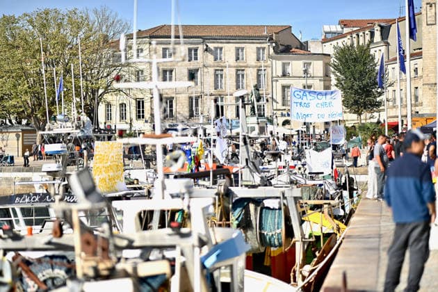 Fishermen Protest Against Fuel Price Hikes In Vieux-Port - La Rochelle Around fifteen fishing boats demonstrate in the Vieux-Port of La Rochelle, France on September 18, 2026, as fishermen protest against soaring fuel prices, joined by farmers on tractors on the quayside; fishermen report that their fuel costs have more than doubled, and a delegation is set to meet the prefect of Charente-Maritime at 2pm. Photo by Franck Castel ABACAPRESS.COM La Rochelle France  Copyright: xCastelxFranck ABACAx