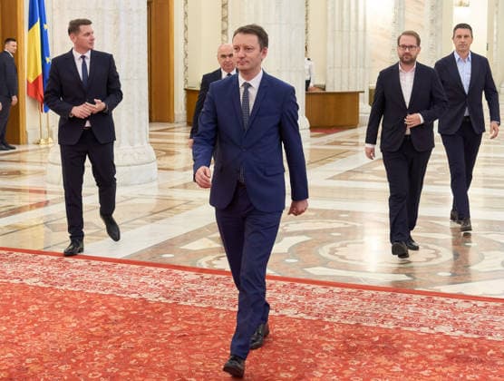 Romania PM Bid: Muresan First Public Appearance Bucharest, Romania. 18th Sep, 2026: Siegfried Muresan (C), Romania s prime minister candidate, arrives to deliver a press statement at the Romanian Senate. Muresan, National Liberal Party (PNL) MEP, is the third candidate nominated by the Romanian president in an attempt to secure a majority vote in Parliament. Today is the 136th day without a full‘term prime minister, after the Bolojan government was dismissed in a no-confidence vote. Bucharest Romania Copyright: xLucianxAlecux