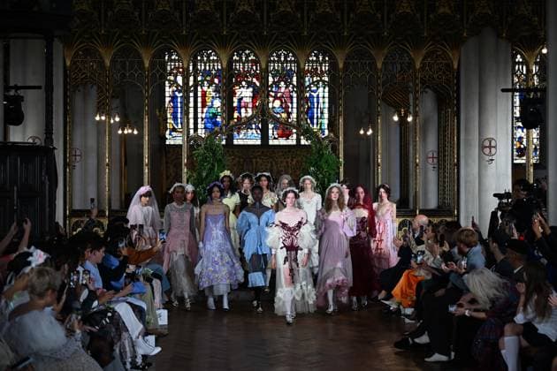 London Fashion Week LONDON, UNITED KINGDOM - SEPTEMBER 18: Models showcase creations by Turkish fashion designer Bora Aksu from his Spring Summer 2027 (SS27) collection during London Fashion Week at St Cyprian s Church in London, United Kingdom on September 18, 2026. Rasid Necati Aslim Anadolu London United Kingdom. Editorial use only. Please get in touch for any other usage.  Copyright: x2026xAnadoluxRasidxNecatixAslimx