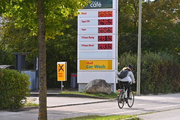 Taeglich neue Hoechststaende an der Zapfsaeule. Themenbild Kraftstoffpreise , Spritpreise treiben die Inflation an. Tankstelle ,Preistafel. Kraftstoffsorten im Landkreis Muenchen am 18.09.2026