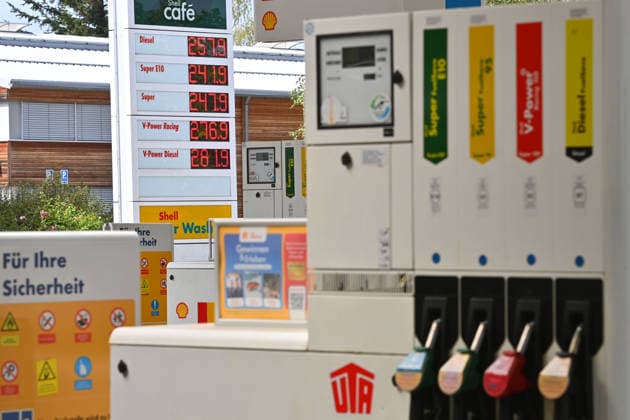 Taeglich neue Hoechststaende an der Zapfsaeule. Themenbild Kraftstoffpreise , Spritpreise treiben die Inflation an. Tankstelle ,Zapfsaeule mit Zapfhaehnen.Kraftstoffsorten im Landkreis Muenchen am 18.09.2026