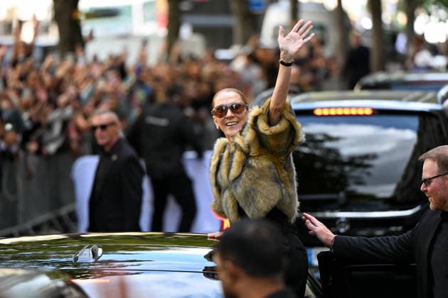 Celine Dion Leaves Her Hotel - Paris Celine Dion she spend time with fans before going to the venue, at hotel Royal Monceau in Paris, France on September 18, 2026. Photo by Lionel Urman ABACAPRESS.COM Paris France  Copyright: xUrmanxLionel ABACAx