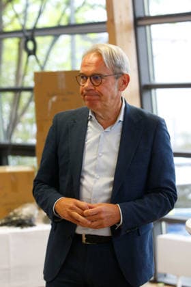 Polizei stellt in Zusammenarbeit mit der Firma Motorola erstmalig Holster-Signal-Auslösung für Bodycam vor Erfurt, 18.09.2026 Thüringens Innenminister Georg Maier (SPD) bei der Vorstellung Holster-Signal-Auslösung bei der Thüringer Polizei bezeichnet eine automatische Koppelung zwischen dem Dienstholster und der Bodycam von Polizeikräften. Sobald ein Polizeibeamter seine Dienstwaffe aus dem Holster zieht, registriert ein Sensor diesen Vorgang und startet über ein Funksignal vollautomatisch die Video- und Audioaufzeichnung der Bodycam. Nach umfangreicher Entwicklungsarbeit, die einmalig ist bei einer Polizei in Deutschland und Europa, kann das System jetzt bei der Thüringer Polizei als erstes eingeführt werden. Thüringen Germany Copyright: xMarioxGentzelx