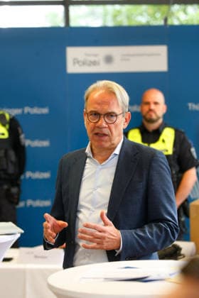 Polizei stellt in Zusammenarbeit mit der Firma Motorola erstmalig Holster-Signal-Auslösung für Bodycam vor Erfurt, 18.09.2026 Thüringens Innenminister Georg Maier (SPD) bei der Vorstellung Holster-Signal-Auslösung bei der Thüringer Polizei bezeichnet eine automatische Koppelung zwischen dem Dienstholster und der Bodycam von Polizeikräften. Sobald ein Polizeibeamter seine Dienstwaffe aus dem Holster zieht, registriert ein Sensor diesen Vorgang und startet über ein Funksignal vollautomatisch die Video- und Audioaufzeichnung der Bodycam. Nach umfangreicher Entwicklungsarbeit, die einmalig ist bei einer Polizei in Deutschland und Europa, kann das System jetzt bei der Thüringer Polizei als erstes eingeführt werden. Thüringen Germany Copyright: xMarioxGentzelx