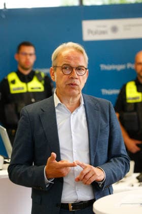 Polizei stellt in Zusammenarbeit mit der Firma Motorola erstmalig Holster-Signal-Auslösung für Bodycam vor Erfurt, 18.09.2026 Thüringens Innenminister Georg Maier (SPD) bei der Vorstellung Holster-Signal-Auslösung bei der Thüringer Polizei bezeichnet eine automatische Koppelung zwischen dem Dienstholster und der Bodycam von Polizeikräften. Sobald ein Polizeibeamter seine Dienstwaffe aus dem Holster zieht, registriert ein Sensor diesen Vorgang und startet über ein Funksignal vollautomatisch die Video- und Audioaufzeichnung der Bodycam. Nach umfangreicher Entwicklungsarbeit, die einmalig ist bei einer Polizei in Deutschland und Europa, kann das System jetzt bei der Thüringer Polizei als erstes eingeführt werden. Thüringen Germany Copyright: xMarioxGentzelx