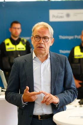 Polizei stellt in Zusammenarbeit mit der Firma Motorola erstmalig Holster-Signal-Auslösung für Bodycam vor Erfurt, 18.09.2026 Thüringens Innenminister Georg Maier (SPD) bei der Vorstellung Holster-Signal-Auslösung bei der Thüringer Polizei bezeichnet eine automatische Koppelung zwischen dem Dienstholster und der Bodycam von Polizeikräften. Sobald ein Polizeibeamter seine Dienstwaffe aus dem Holster zieht, registriert ein Sensor diesen Vorgang und startet über ein Funksignal vollautomatisch die Video- und Audioaufzeichnung der Bodycam. Nach umfangreicher Entwicklungsarbeit, die einmalig ist bei einer Polizei in Deutschland und Europa, kann das System jetzt bei der Thüringer Polizei als erstes eingeführt werden. Thüringen Germany Copyright: xMarioxGentzelx