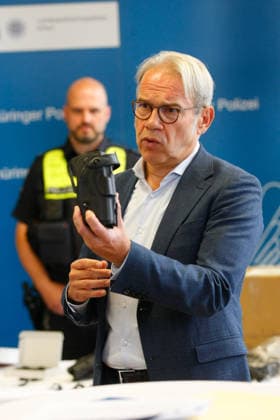 Polizei stellt in Zusammenarbeit mit der Firma Motorola erstmalig Holster-Signal-Auslösung für Bodycam vor Erfurt, 18.09.2026 Thüringens Innenminister Georg Maier (SPD) bei der Vorstellung Holster-Signal-Auslösung bei der Thüringer Polizei bezeichnet eine automatische Koppelung zwischen dem Dienstholster und der Bodycam von Polizeikräften. Sobald ein Polizeibeamter seine Dienstwaffe aus dem Holster zieht, registriert ein Sensor diesen Vorgang und startet über ein Funksignal vollautomatisch die Video- und Audioaufzeichnung der Bodycam. Nach umfangreicher Entwicklungsarbeit, die einmalig ist bei einer Polizei in Deutschland und Europa, kann das System jetzt bei der Thüringer Polizei als erstes eingeführt werden. Thüringen Germany Copyright: xMarioxGentzelx