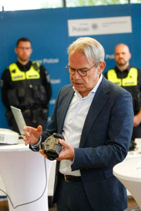 Polizei stellt in Zusammenarbeit mit der Firma Motorola erstmalig Holster-Signal-Auslösung für Bodycam vor Erfurt, 18.09.2026 Thüringens Innenminister Georg Maier (SPD) bei der Vorstellung Holster-Signal-Auslösung bei der Thüringer Polizei bezeichnet eine automatische Koppelung zwischen dem Dienstholster und der Bodycam von Polizeikräften. Sobald ein Polizeibeamter seine Dienstwaffe aus dem Holster zieht, registriert ein Sensor diesen Vorgang und startet über ein Funksignal vollautomatisch die Video- und Audioaufzeichnung der Bodycam. Nach umfangreicher Entwicklungsarbeit, die einmalig ist bei einer Polizei in Deutschland und Europa, kann das System jetzt bei der Thüringer Polizei als erstes eingeführt werden. Thüringen Germany Copyright: xMarioxGentzelx