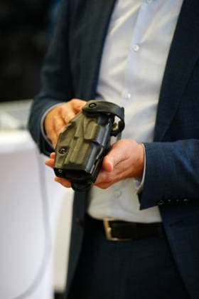 Polizei stellt in Zusammenarbeit mit der Firma Motorola erstmalig Holster-Signal-Auslösung für Bodycam vor Erfurt, 18.09.2026 Thüringens Innenminister Georg Maier (SPD) bei der Vorstellung Holster-Signal-Auslösung bei der Thüringer Polizei bezeichnet eine automatische Koppelung zwischen dem Dienstholster und der Bodycam von Polizeikräften. Sobald ein Polizeibeamter seine Dienstwaffe aus dem Holster zieht, registriert ein Sensor diesen Vorgang und startet über ein Funksignal vollautomatisch die Video- und Audioaufzeichnung der Bodycam. Nach umfangreicher Entwicklungsarbeit, die einmalig ist bei einer Polizei in Deutschland und Europa, kann das System jetzt bei der Thüringer Polizei als erstes eingeführt werden. Thüringen Germany Copyright: xMarioxGentzelx