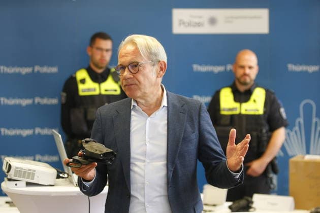 Polizei stellt in Zusammenarbeit mit der Firma Motorola erstmalig Holster-Signal-Auslösung für Bodycam vor Erfurt, 18.09.2026 Thüringens Innenminister Georg Maier (SPD) bei der Vorstellung Holster-Signal-Auslösung bei der Thüringer Polizei bezeichnet eine automatische Koppelung zwischen dem Dienstholster und der Bodycam von Polizeikräften. Sobald ein Polizeibeamter seine Dienstwaffe aus dem Holster zieht, registriert ein Sensor diesen Vorgang und startet über ein Funksignal vollautomatisch die Video- und Audioaufzeichnung der Bodycam. Nach umfangreicher Entwicklungsarbeit, die einmalig ist bei einer Polizei in Deutschland und Europa, kann das System jetzt bei der Thüringer Polizei als erstes eingeführt werden. Thüringen Germany Copyright: xMarioxGentzelx