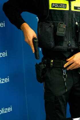 Polizei stellt in Zusammenarbeit mit der Firma Motorola erstmalig Holster-Signal-Auslösung für Bodycam vor Erfurt, 18.09.2026 Holster-Signal-Auslösung bei der Thüringer Polizei bezeichnet eine automatische Koppelung zwischen dem Dienstholster und der Bodycam von Polizeikräften. Sobald ein Polizeibeamter seine Dienstwaffe aus dem Holster zieht, registriert ein Sensor diesen Vorgang und startet über ein Funksignal vollautomatisch die Video- und Audioaufzeichnung der Bodycam. Nach umfangreicher Entwicklungsarbeit, die einmalig ist bei einer Polizei in Deutschland und Europa, kann das System jetzt bei der Thüringer Polizei als erstes eingeführt werden. Thüringen Germany Copyright: xMarioxGentzelx