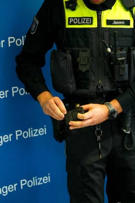 Polizei stellt in Zusammenarbeit mit der Firma Motorola erstmalig Holster-Signal-Auslösung für Bodycam vor Erfurt, 18.09.2026 Holster-Signal-Auslösung bei der Thüringer Polizei bezeichnet eine automatische Koppelung zwischen dem Dienstholster und der Bodycam von Polizeikräften. Sobald ein Polizeibeamter seine Dienstwaffe aus dem Holster zieht, registriert ein Sensor diesen Vorgang und startet über ein Funksignal vollautomatisch die Video- und Audioaufzeichnung der Bodycam. Nach umfangreicher Entwicklungsarbeit, die einmalig ist bei einer Polizei in Deutschland und Europa, kann das System jetzt bei der Thüringer Polizei als erstes eingeführt werden. Thüringen Germany Copyright: xMarioxGentzelx