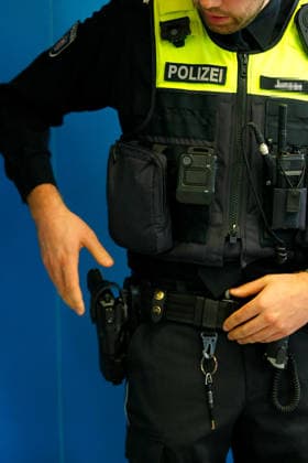 Polizei stellt in Zusammenarbeit mit der Firma Motorola erstmalig Holster-Signal-Auslösung für Bodycam vor Erfurt, 18.09.2026 Holster-Signal-Auslösung bei der Thüringer Polizei bezeichnet eine automatische Koppelung zwischen dem Dienstholster und der Bodycam von Polizeikräften. Sobald ein Polizeibeamter seine Dienstwaffe aus dem Holster zieht, registriert ein Sensor diesen Vorgang und startet über ein Funksignal vollautomatisch die Video- und Audioaufzeichnung der Bodycam. Nach umfangreicher Entwicklungsarbeit, die einmalig ist bei einer Polizei in Deutschland und Europa, kann das System jetzt bei der Thüringer Polizei als erstes eingeführt werden. Thüringen Germany Copyright: xMarioxGentzelx