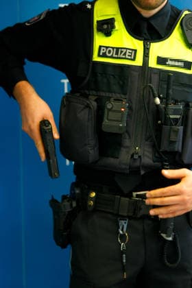 Polizei stellt in Zusammenarbeit mit der Firma Motorola erstmalig Holster-Signal-Auslösung für Bodycam vor Erfurt, 18.09.2026 Holster-Signal-Auslösung bei der Thüringer Polizei bezeichnet eine automatische Koppelung zwischen dem Dienstholster und der Bodycam von Polizeikräften. Sobald ein Polizeibeamter seine Dienstwaffe aus dem Holster zieht, registriert ein Sensor diesen Vorgang und startet über ein Funksignal vollautomatisch die Video- und Audioaufzeichnung der Bodycam. Nach umfangreicher Entwicklungsarbeit, die einmalig ist bei einer Polizei in Deutschland und Europa, kann das System jetzt bei der Thüringer Polizei als erstes eingeführt werden. Thüringen Germany Copyright: xMarioxGentzelx