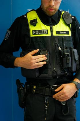 Polizei stellt in Zusammenarbeit mit der Firma Motorola erstmalig Holster-Signal-Auslösung für Bodycam vor Erfurt, 18.09.2026 Holster-Signal-Auslösung bei der Thüringer Polizei bezeichnet eine automatische Koppelung zwischen dem Dienstholster und der Bodycam von Polizeikräften. Sobald ein Polizeibeamter seine Dienstwaffe aus dem Holster zieht, registriert ein Sensor diesen Vorgang und startet über ein Funksignal vollautomatisch die Video- und Audioaufzeichnung der Bodycam. Nach umfangreicher Entwicklungsarbeit, die einmalig ist bei einer Polizei in Deutschland und Europa, kann das System jetzt bei der Thüringer Polizei als erstes eingeführt werden. Thüringen Germany Copyright: xMarioxGentzelx