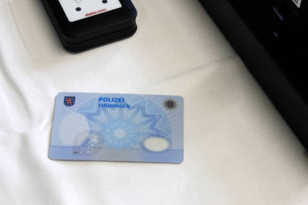 Polizei stellt in Zusammenarbeit mit der Firma Motorola erstmalig Holster-Signal-Auslösung für Bodycam vor Erfurt, 18.09.2026 Dienstausweis der Polizei Holster-Signal-Auslösung bei der Thüringer Polizei bezeichnet eine automatische Koppelung zwischen dem Dienstholster und der Bodycam von Polizeikräften. Sobald ein Polizeibeamter seine Dienstwaffe aus dem Holster zieht, registriert ein Sensor diesen Vorgang und startet über ein Funksignal vollautomatisch die Video- und Audioaufzeichnung der Bodycam. Nach umfangreicher Entwicklungsarbeit, die einmalig ist bei einer Polizei in Deutschland und Europa, kann das System jetzt bei der Thüringer Polizei als erstes eingeführt werden. Thüringen Germany Copyright: xMarioxGentzelx