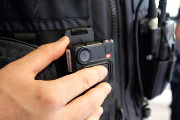Polizei stellt in Zusammenarbeit mit der Firma Motorola erstmalig Holster-Signal-Auslösung für Bodycam vor Erfurt, 18.09.2026 Holster-Signal-Auslösung bei der Thüringer Polizei bezeichnet eine automatische Koppelung zwischen dem Dienstholster und der Bodycam von Polizeikräften. Sobald ein Polizeibeamter seine Dienstwaffe aus dem Holster zieht, registriert ein Sensor diesen Vorgang und startet über ein Funksignal vollautomatisch die Video- und Audioaufzeichnung der Bodycam. Nach umfangreicher Entwicklungsarbeit, die einmalig ist bei einer Polizei in Deutschland und Europa, kann das System jetzt bei der Thüringer Polizei als erstes eingeführt werden. Thüringen Germany Copyright: xMarioxGentzelx