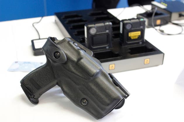 Polizei stellt in Zusammenarbeit mit der Firma Motorola erstmalig Holster-Signal-Auslösung für Bodycam vor Erfurt, 18.09.2026 Holster-Signal-Auslösung bei der Thüringer Polizei bezeichnet eine automatische Koppelung zwischen dem Dienstholster und der Bodycam von Polizeikräften. Sobald ein Polizeibeamter seine Dienstwaffe aus dem Holster zieht, registriert ein Sensor diesen Vorgang und startet über ein Funksignal vollautomatisch die Video- und Audioaufzeichnung der Bodycam. Nach umfangreicher Entwicklungsarbeit, die einmalig ist bei einer Polizei in Deutschland und Europa, kann das System jetzt bei der Thüringer Polizei als erstes eingeführt werden. Thüringen Germany Copyright: xMarioxGentzelx